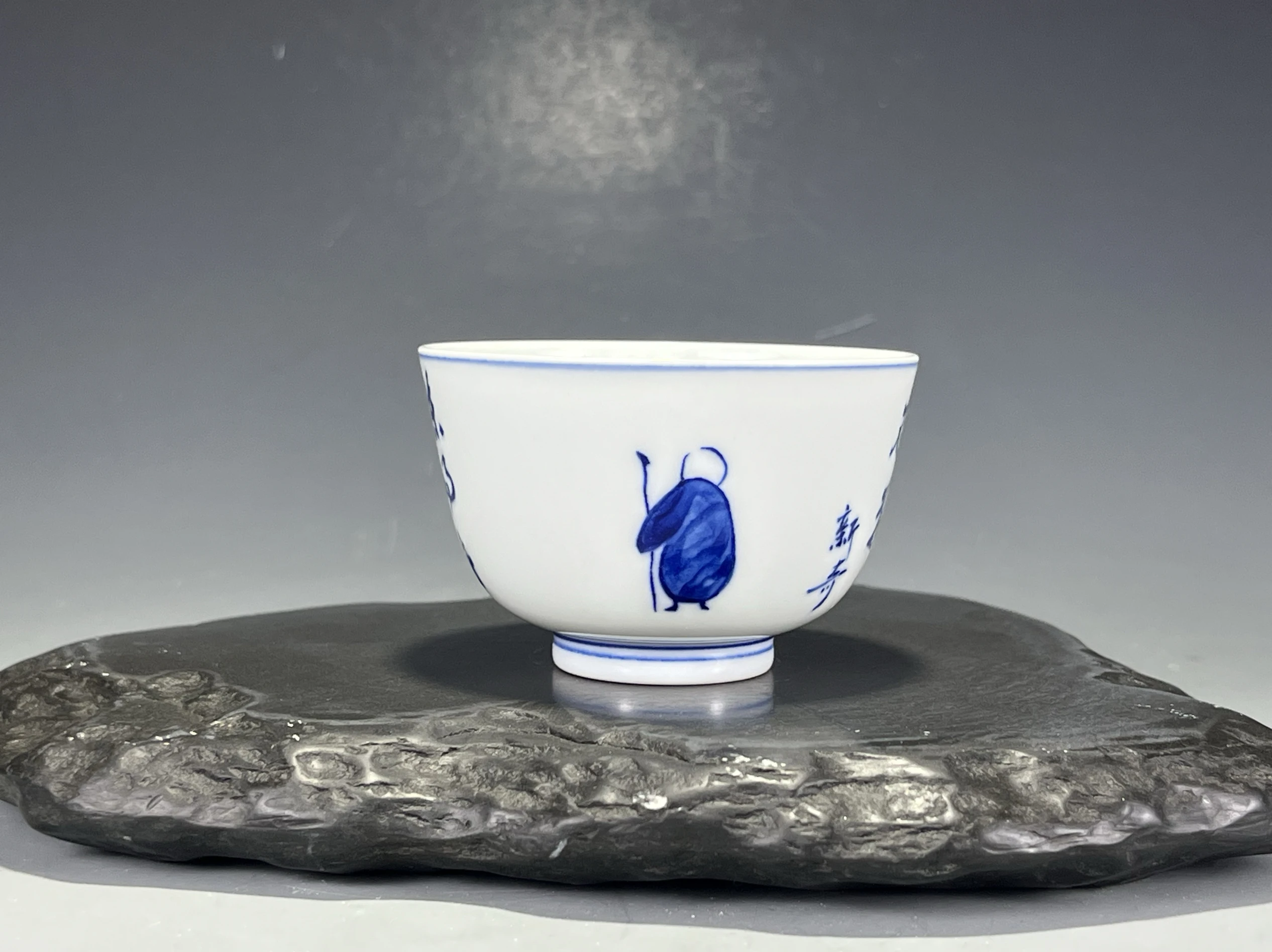 Jingdezhen Hand-Painted Blue and White Porcelain Character Calligraphy Cup Tea Ware Bowl
Jingdezhen Hand-Painted Blue and White Porcelain Character Calligraphy Cup Tea Ware Bowl