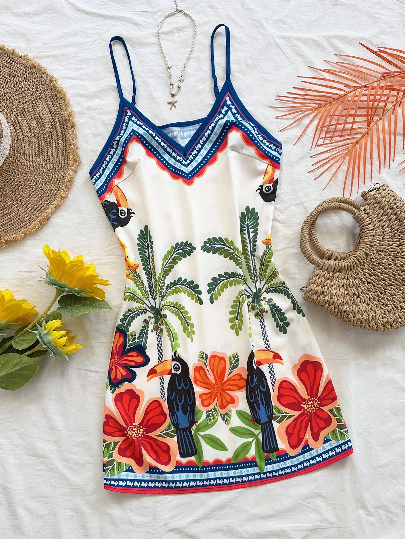 Мини-платье без рукавов с V-образным вырезом и тропическим принтом с пальмами и цветочными мотивами
Мини-платье без рукавов с V-образным вырезом и тропическим принтом с пальмами и цветочными мотивами