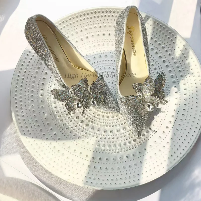 Оригинальный дизайн, блестящие кожаные туфли-лодочки с бриллиантами и бабочкой, серебристые свадебные/вечерние туфли на высоком каблуке с острым носком, роскошные дизайнерские женские туфли
Оригинальный дизайн, блестящие кожаные туфли-лодочки с бриллиантами и бабочкой, серебристые свадебные/вечерние туфли на высоком каблуке с острым носком, роскошные дизайнерские женские туфли