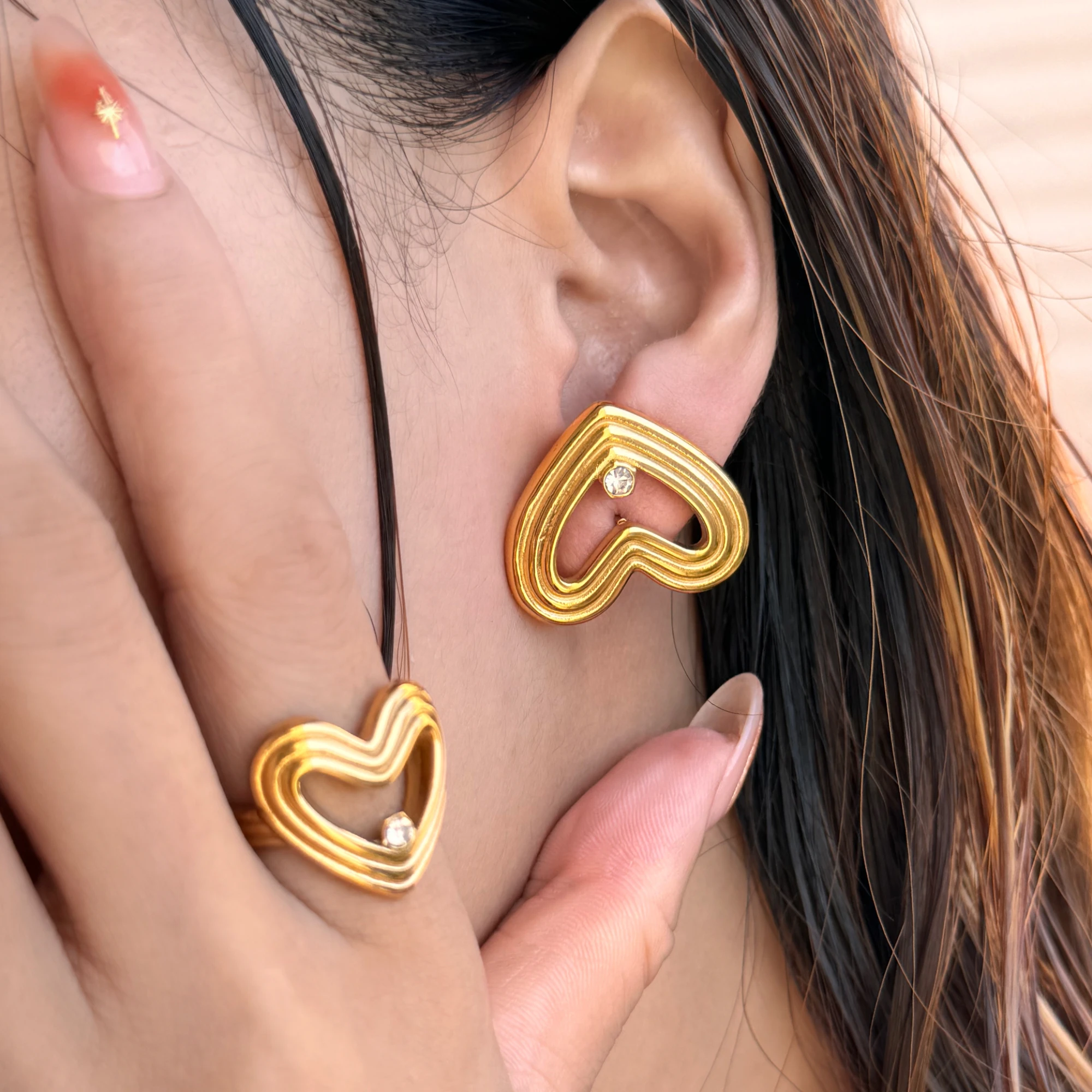 DASEIN New 18k Gold Plated Hollow Out Love Heart Zircon Earrings Ring Tarnish Free Stainless Steel Modern Cute Jewelry Women
DASEIN New 18k Gold Plated Hollow Out Love Heart Zircon Earrings Ring Tarnish Free Stainless Steel Modern Cute Jewelry Women