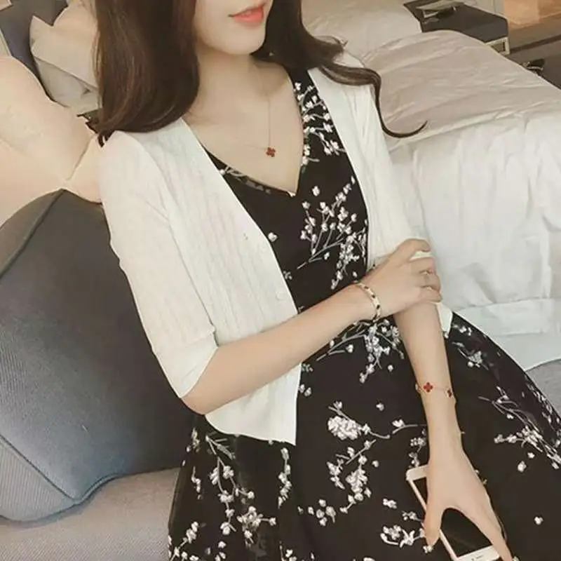 Summer Female short Three-quarter Sleeve Ice Silk Knitted Shawl Korean Spring Autumn Joker Thin Coat Women's Sunscreen Cardigan
Summer Female short Three-quarter Sleeve Ice Silk Knitted Shawl Korean Spring Autumn Joker Thin Coat Women's Sunscreen Cardigan