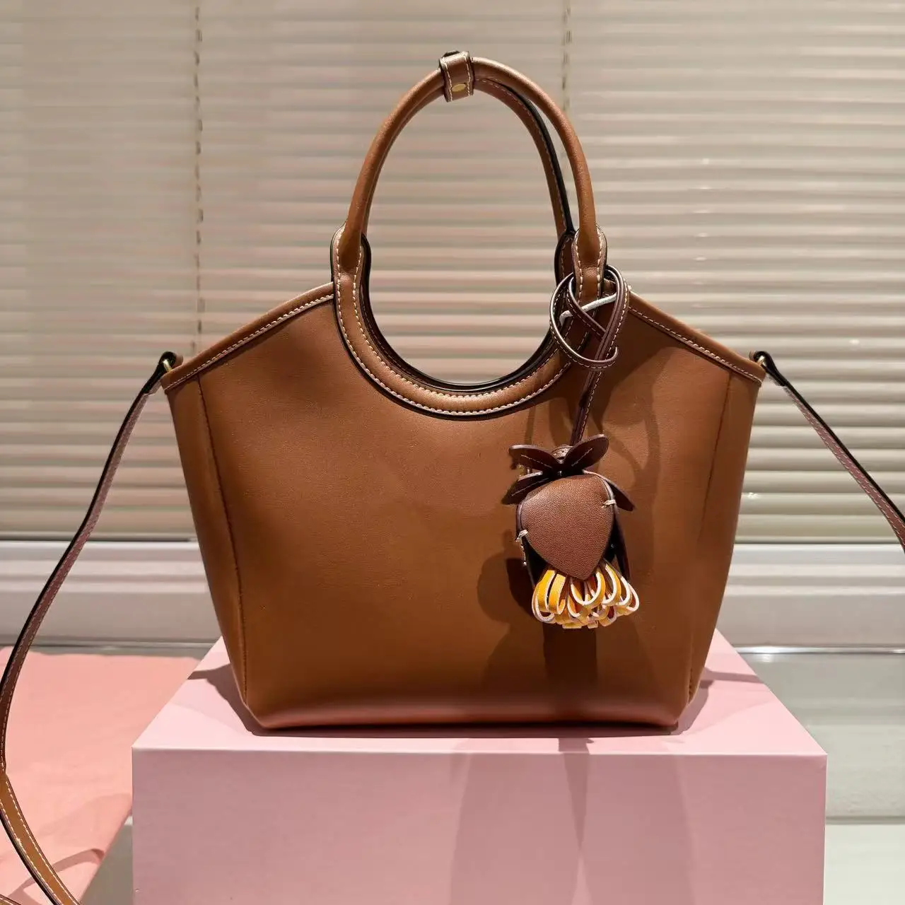 Real leather portable tote women's bag 2025 new fashion large capacity and high sense one-shoulder commuter bags handbags
Real leather portable tote women's bag 2025 new fashion large capacity and high sense one-shoulder commuter bags handbags