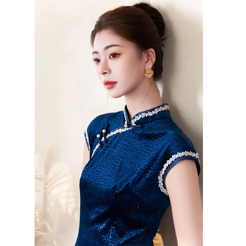 Элегантное синее бархатное платье с кружевными вставками, высококачественное, для выступлений и повседневной носки, в китайском стиле, женское.
Элегантное синее бархатное платье с кружевными вставками, высококачественное, для выступлений и повседневной носки, в китайском стиле, женское.