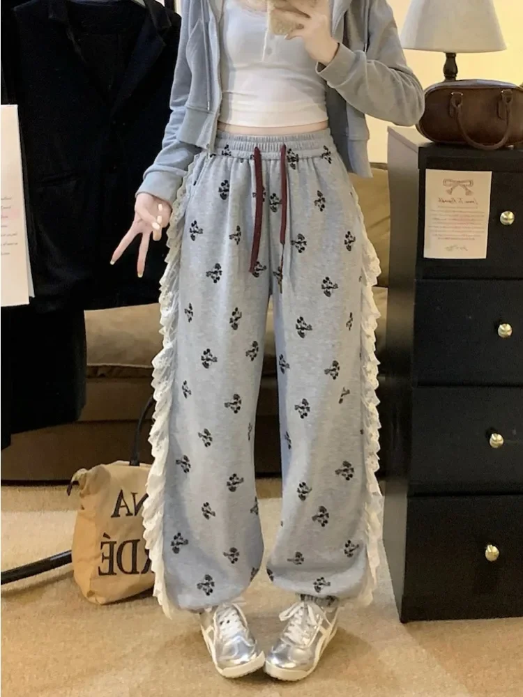 Embroidered Lace Stitching Printted Sweatpants Women Autumn Winter Fashion Bunched Feet Casual Pants Female Warm Trousers
Embroidered Lace Stitching Printted Sweatpants Women Autumn Winter Fashion Bunched Feet Casual Pants Female Warm Trousers