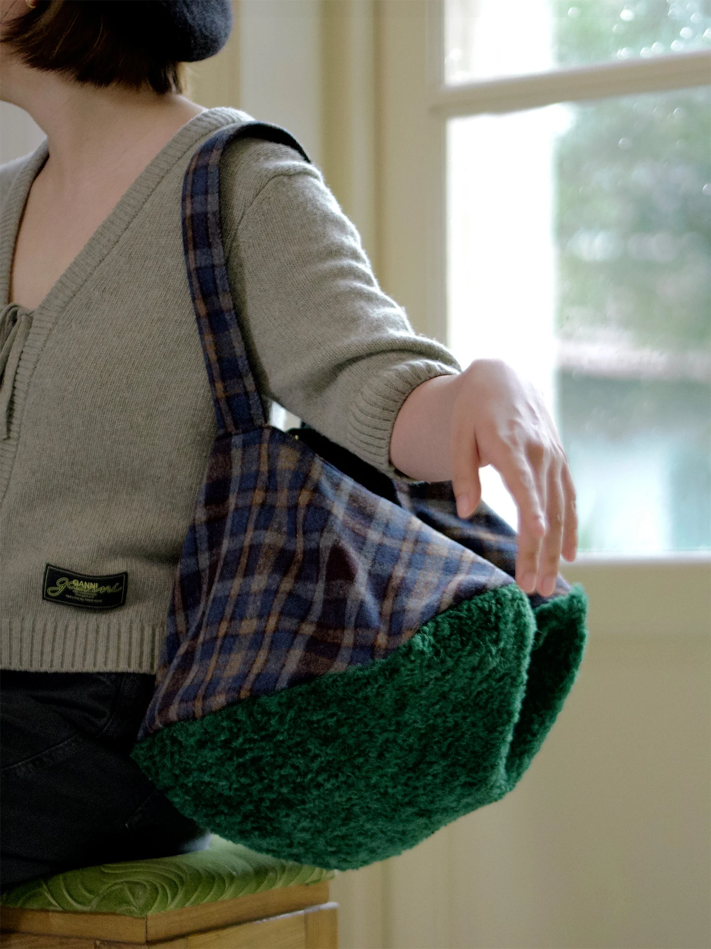 Fashionable Irregular Design Plush Shoulder Bag Woolen Bag Autumn Winter New Style Women's Handbag Soft Fabric Single Strap
Fashionable Irregular Design Plush Shoulder Bag Woolen Bag Autumn Winter New Style Women's Handbag Soft Fabric Single Strap