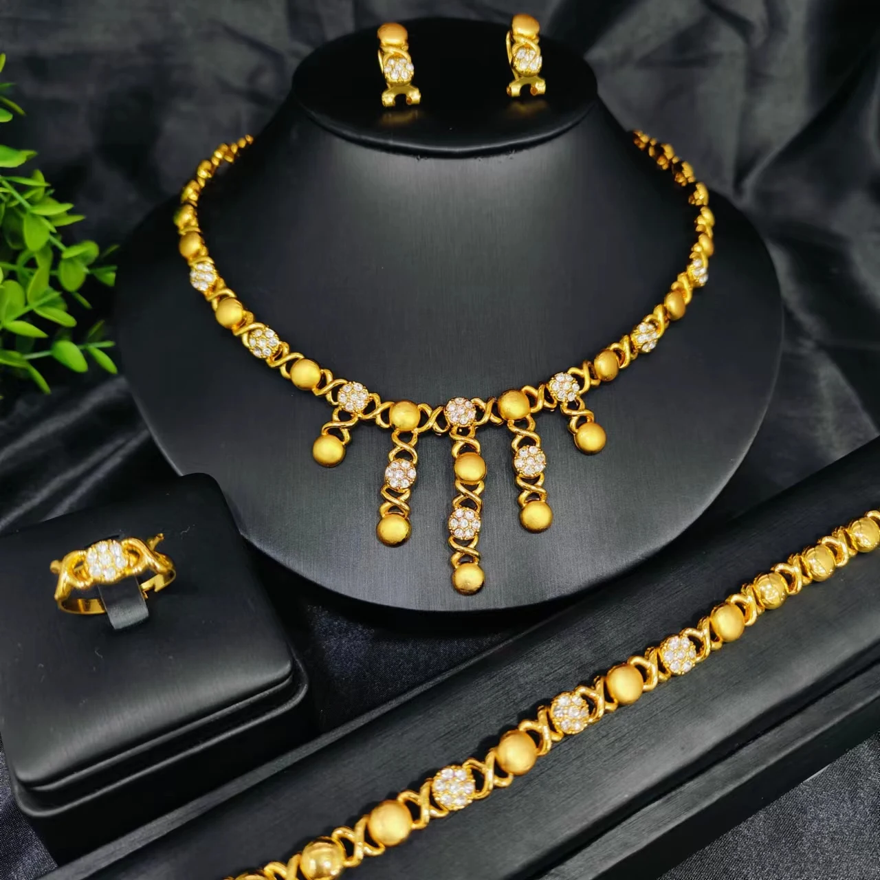 Dubai 24K Gold Plated Jewelry Set Fashion Gold Color 4Pcs Boutique Set Necklace/Earrings/Ring/Bracele Wedding Wholesale Gifts
Dubai 24K Gold Plated Jewelry Set Fashion Gold Color 4Pcs Boutique Set Necklace/Earrings/Ring/Bracele Wedding Wholesale Gifts