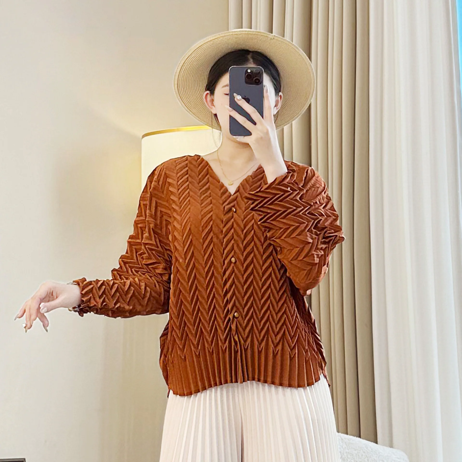 Плиссированная женская рубашка, весна-осень 2023, новый стиль, однотонная женская легкая куртка с v-образным вырезом и длинными рукавами, складной дизайн, топ 
Плиссированная женская рубашка, весна-осень 2023, новый стиль, однотонная женская легкая куртка с v-образным вырезом и длинными рукавами, складной дизайн, топ