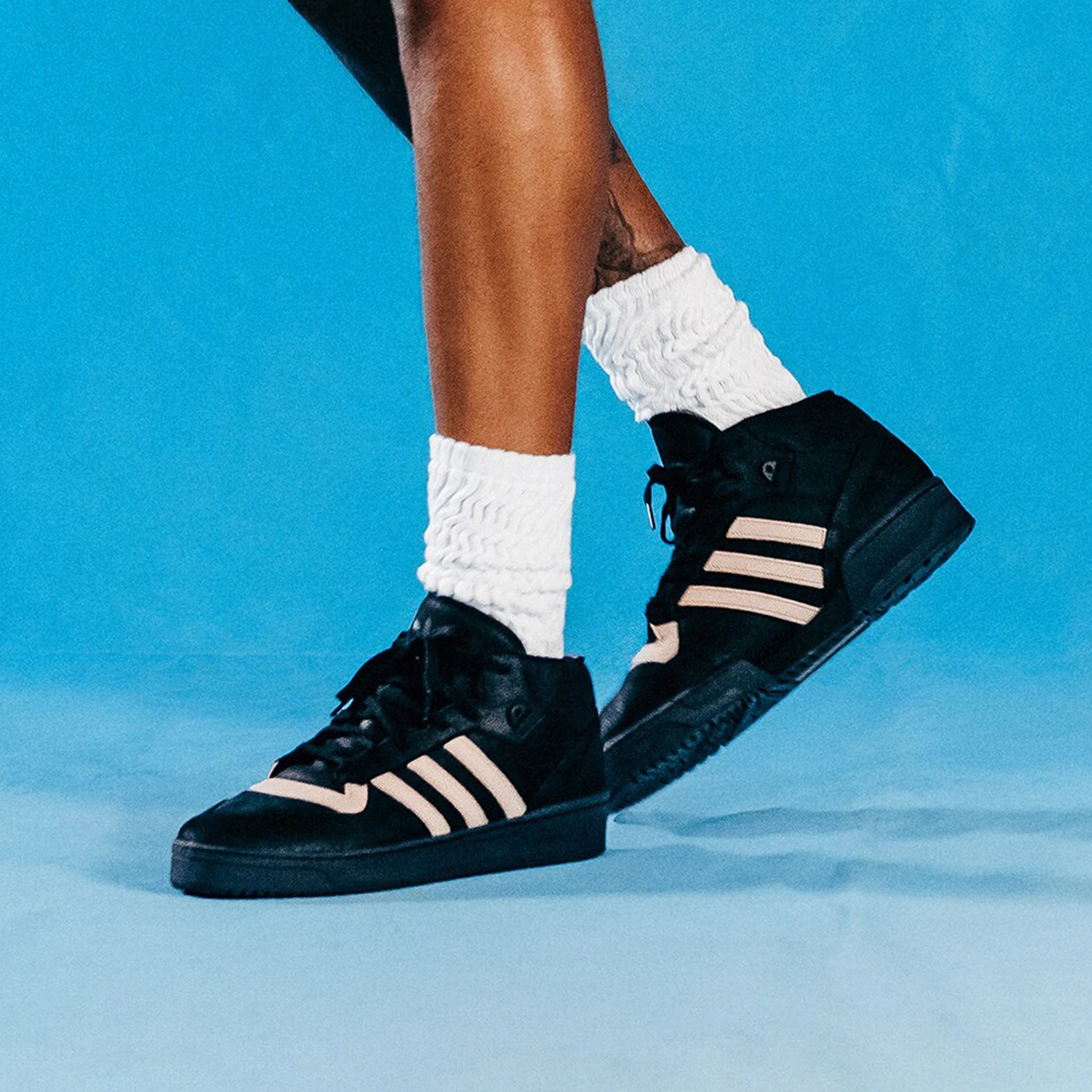 Оригинальные модные кроссовки унисекс с высоким берцем Adidas Originals IE3075
Оригинальные модные кроссовки унисекс с высоким берцем Adidas Originals IE3075