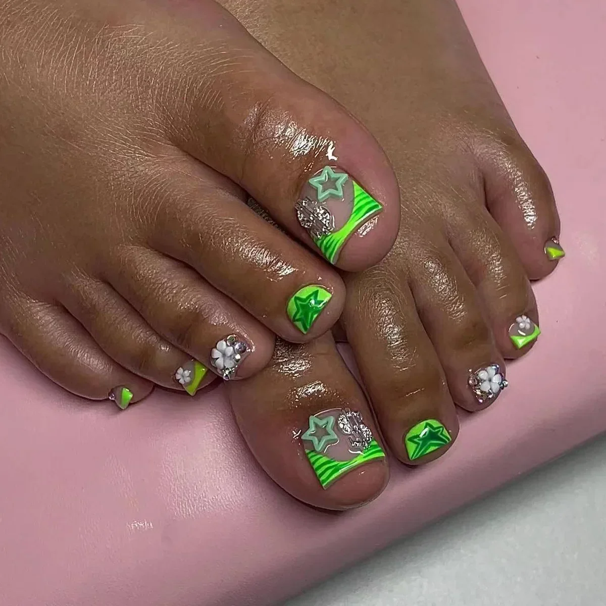 24pcs Summer Fake Toenail Patch with Star Rhinestone Design False Toe Nail Full Cover Wearable Green French Press on Toenails
24pcs Summer Fake Toenail Patch with Star Rhinestone Design False Toe Nail Full Cover Wearable Green French Press on Toenails