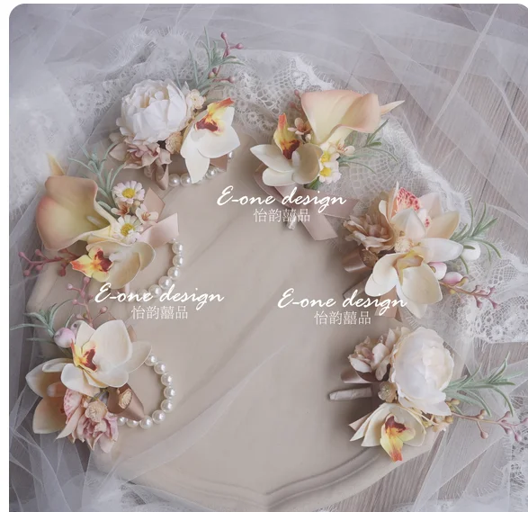 Шампанское, свадьба, невеста, жених, подружка невесты, жених, отец, мама, сестра, брат, корсаж на запястье, цветок, открытие.
Шампанское, свадьба, невеста, жених, подружка невесты, жених, отец, мама, сестра, брат, корсаж на запястье, цветок, открытие.