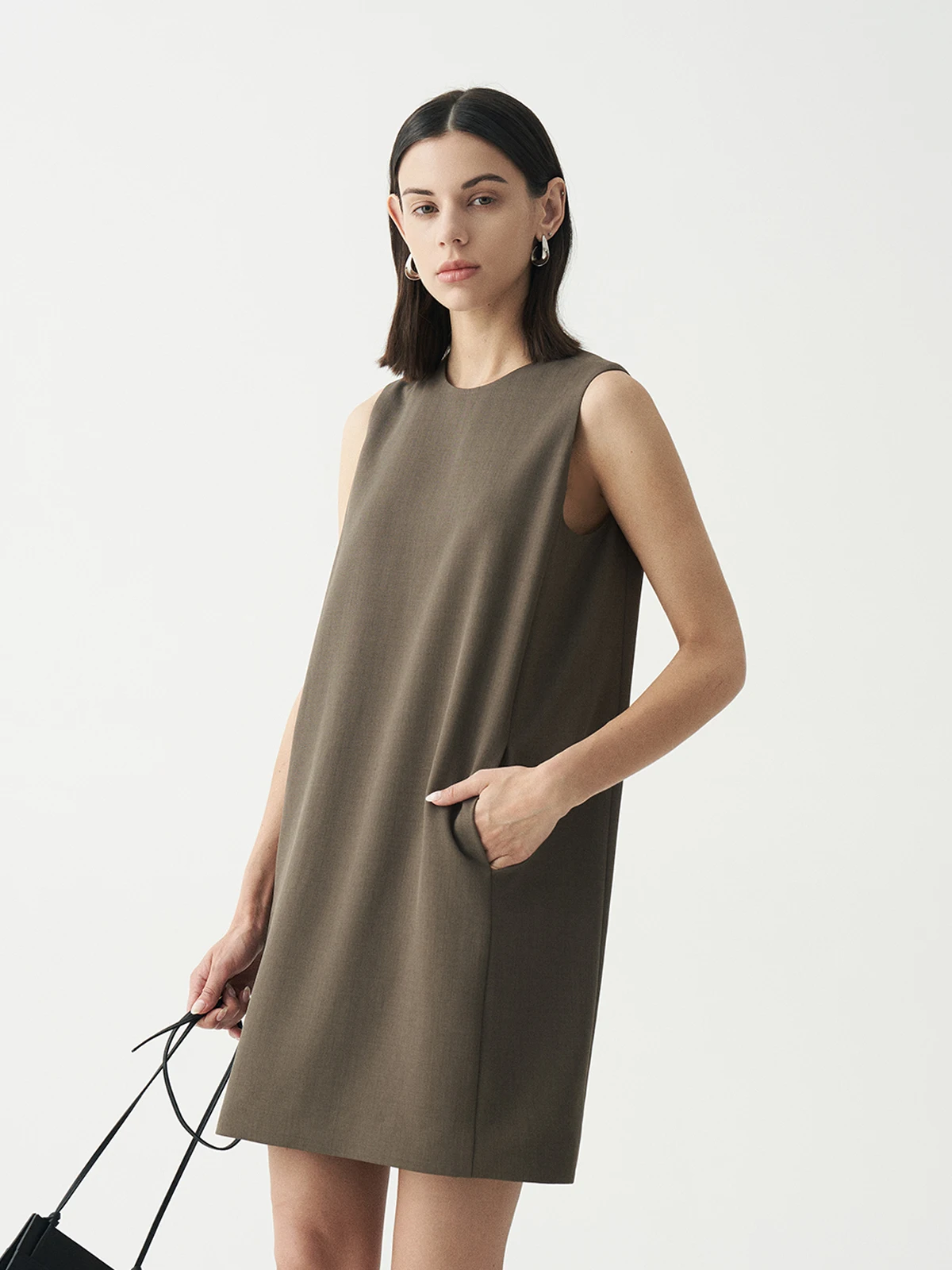 Shallow Streams Summer New Minimalist Luxury Sleeveless Brown Straight Short Dress Elegant Simple Style Midi Dress for Women
Shallow Streams Summer New Minimalist Luxury Sleeveless Brown Straight Short Dress Elegant Simple Style Midi Dress for Women