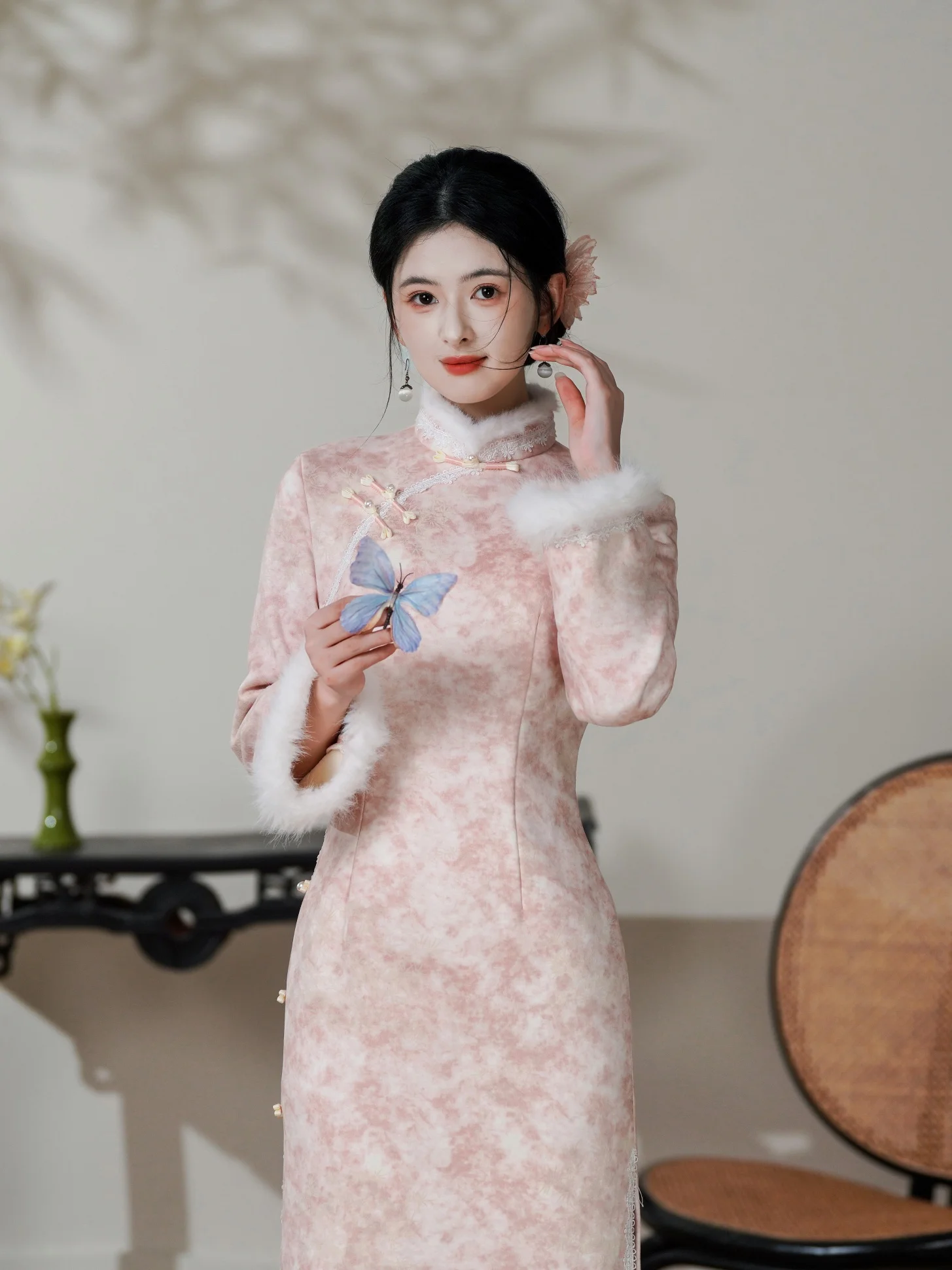 Зимнее утепленное розовое традиционное китайское платье-ципао с низким разрезом для повседневной носки, высокое качество
Зимнее утепленное розовое традиционное китайское платье-ципао с низким разрезом для повседневной носки, высокое качество