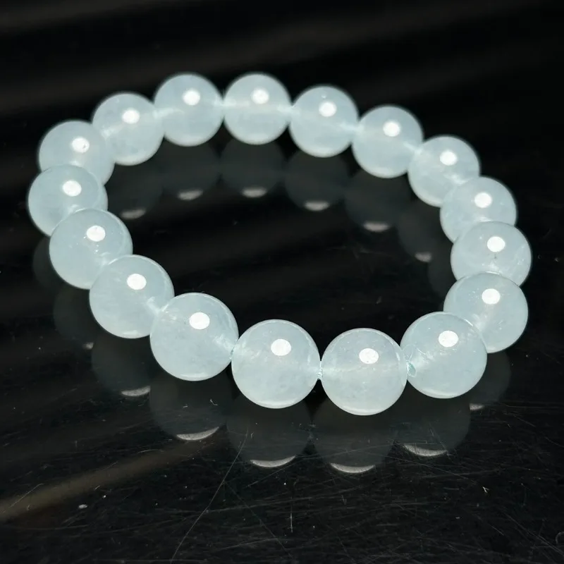 Браслет из натурального высоколедяного кварцита и небесно-голубого цвета с одним кругом из бисера.
Браслет из натурального высоколедяного кварцита и небесно-голубого цвета с одним кругом из бисера.