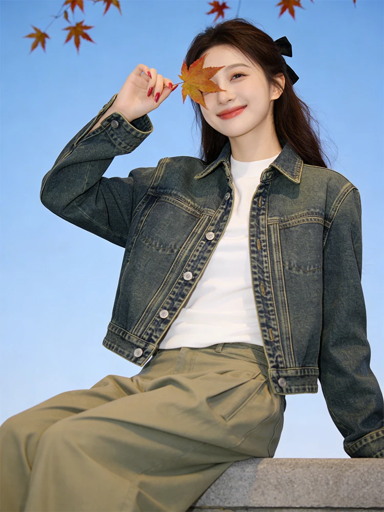 Ретро-куртка в гонконгском стиле с джинсовым воротником, женская, весна 2026, новая модная молодежная универсальная куртка, дышащая, с длинными рукавами
Ретро-куртка в гонконгском стиле с джинсовым воротником, женская, весна 2026, новая модная молодежная универсальная куртка, дышащая, с длинными рукавами