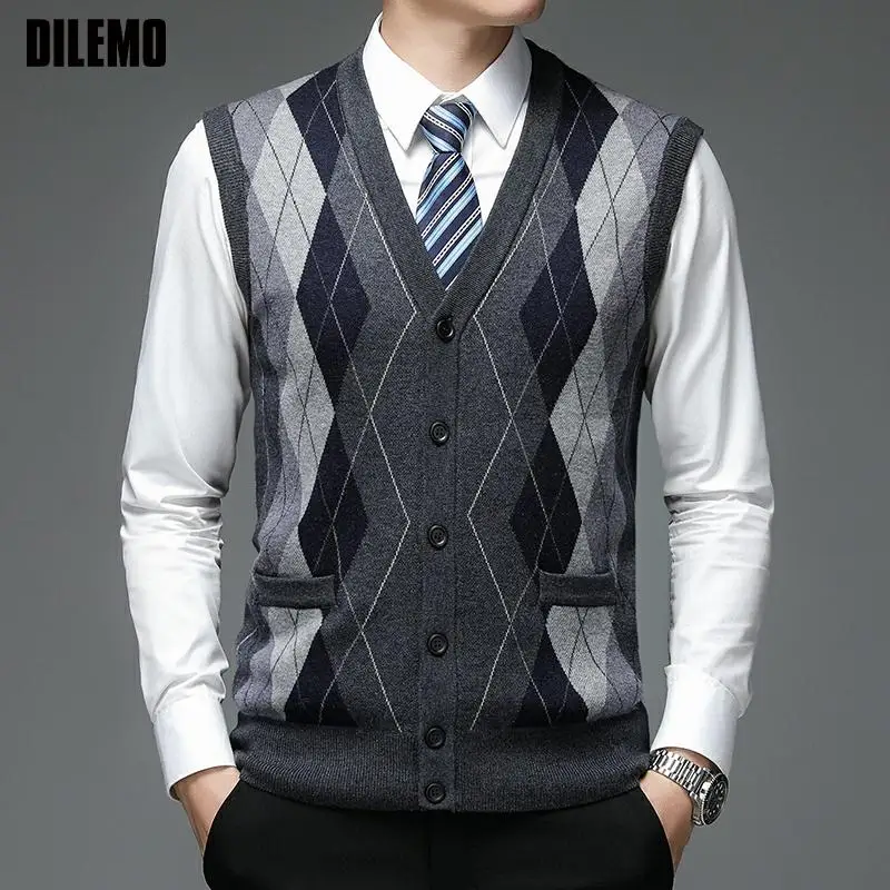New Autum Fashion Brand Argyle Cardigan Sweater Deep V Neck Knit Vest Men Trendy 6% Wool Diamond Sleeveless Casual Men Clothing
New Autum Fashion Brand Argyle Cardigan Sweater Deep V Neck Knit Vest Men Trendy 6% Wool Diamond Sleeveless Casual Men Clothing