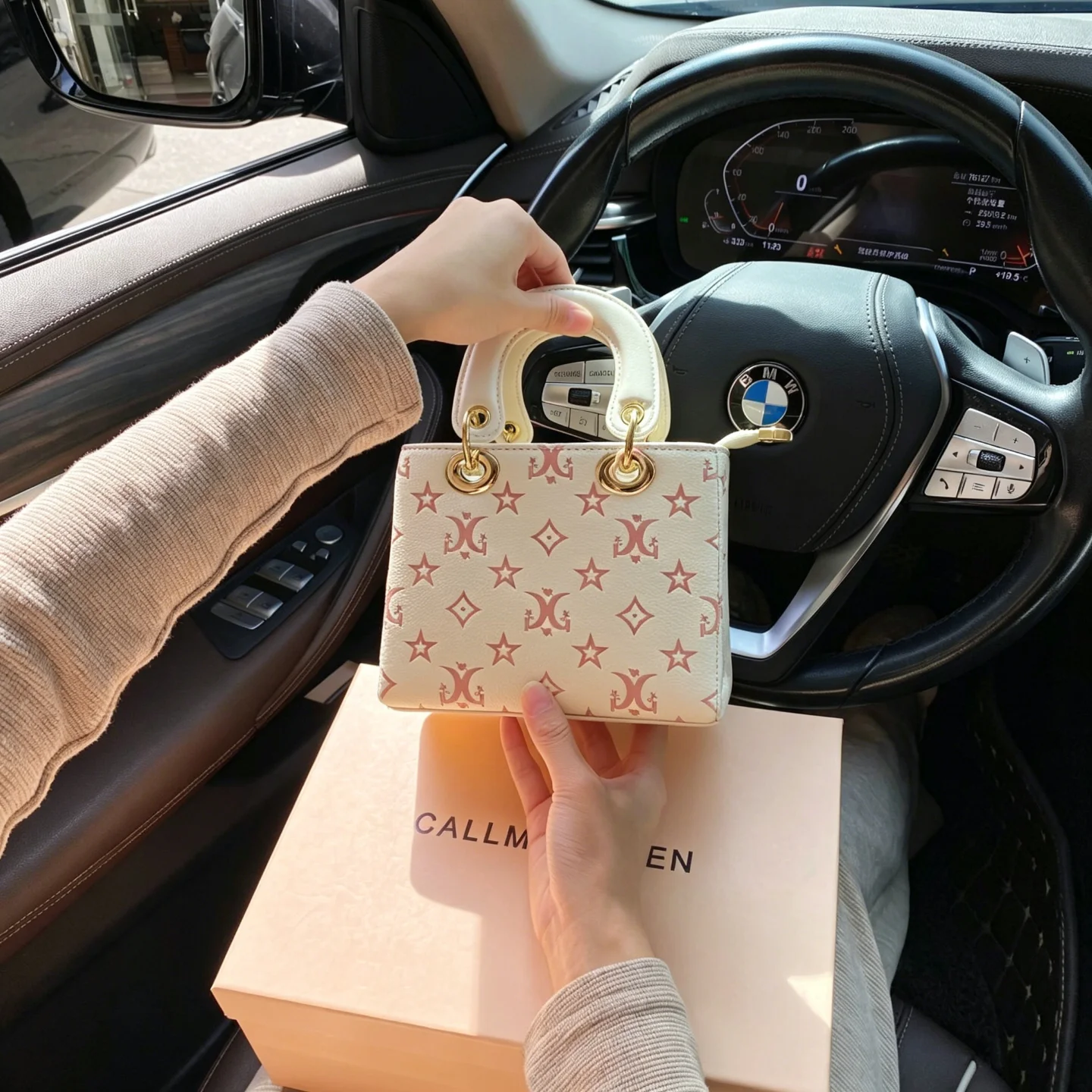 Luxury and Delicate Handheld Square Bag with Beautiful Flower Printing and Premium Leather 2026 Women New Fashion Crossbody Bag
Luxury and Delicate Handheld Square Bag with Beautiful Flower Printing and Premium Leather 2026 Women New Fashion Crossbody Bag