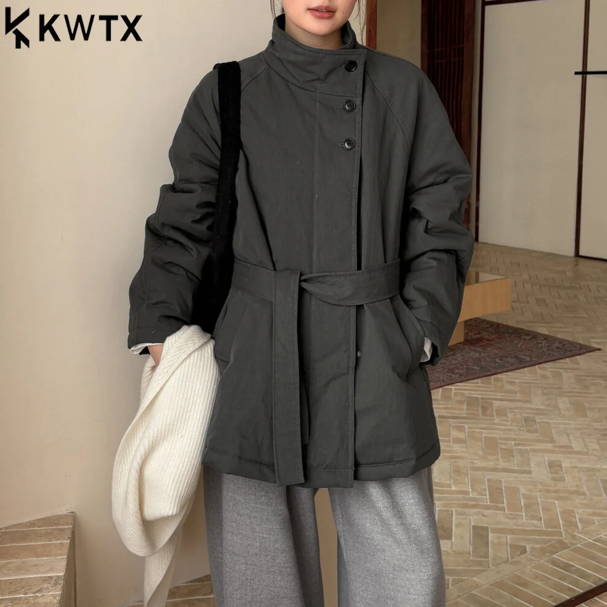 KWTX New 2025 Women’s Thickened Coat Stand Collar Single Breasted Belted Pockets Designer Vintage Elegant Autumn Winter Casual
KWTX New 2025 Women’s Thickened Coat Stand Collar Single Breasted Belted Pockets Designer Vintage Elegant Autumn Winter Casual