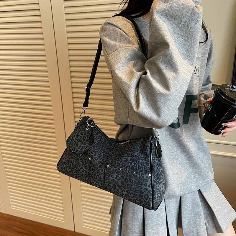 Vintage Women Love Parrern Shoulder Bags Rivet Ladies Commute Tote Bag Leopard Female Underarm Bag Large Handbags сумка женская
Vintage Women Love Parrern Shoulder Bags Rivet Ladies Commute Tote Bag Leopard Female Underarm Bag Large Handbags сумка женская