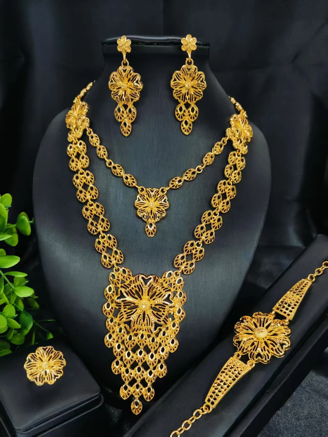Luxury Women Necklace Bracelet Earring Ring Jewelry Set Minimalist style Fashion 24K Gold Plated Wedding Jewelry
Luxury Women Necklace Bracelet Earring Ring Jewelry Set Minimalist style Fashion 24K Gold Plated Wedding Jewelry