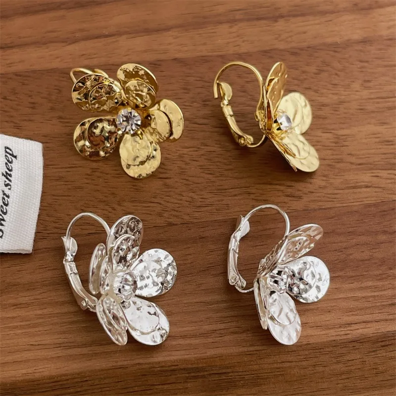 Minar INS Hot Rhinestone Hammer Tone Metal Double Layered Flower Hoop Earrings for Women Gold Silver Plated Alloy Daily Jewelry
Minar INS Hot Rhinestone Hammer Tone Metal Double Layered Flower Hoop Earrings for Women Gold Silver Plated Alloy Daily Jewelry
