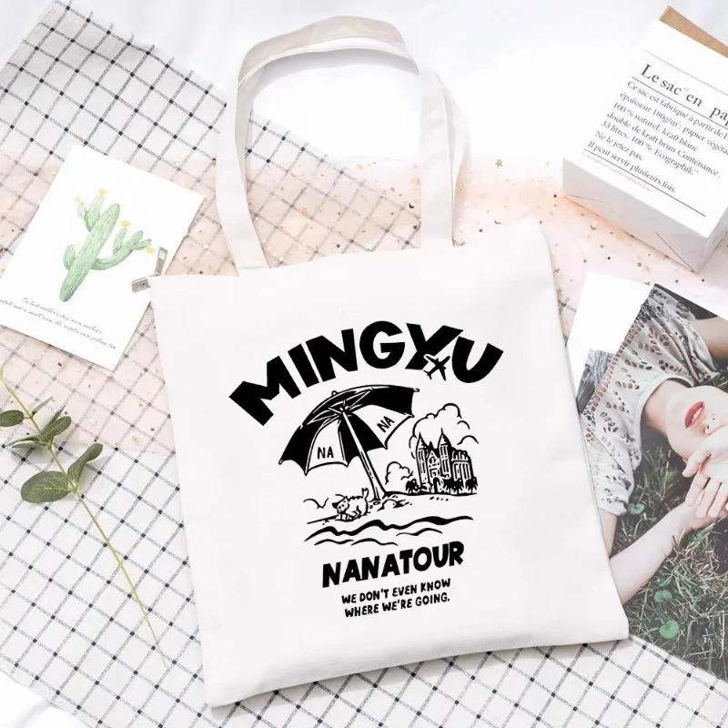 Сумка через плечо Kpop Nanatour 2026, летняя, простая, белая, с буквенным принтом, холщовая, S.Coups Jeonghan, женская дорожная сумка Y2K, экологичная
Сумка через плечо Kpop Nanatour 2026, летняя, простая, белая, с буквенным принтом, холщовая, S.Coups Jeonghan, женская дорожная сумка Y2K, экологичная