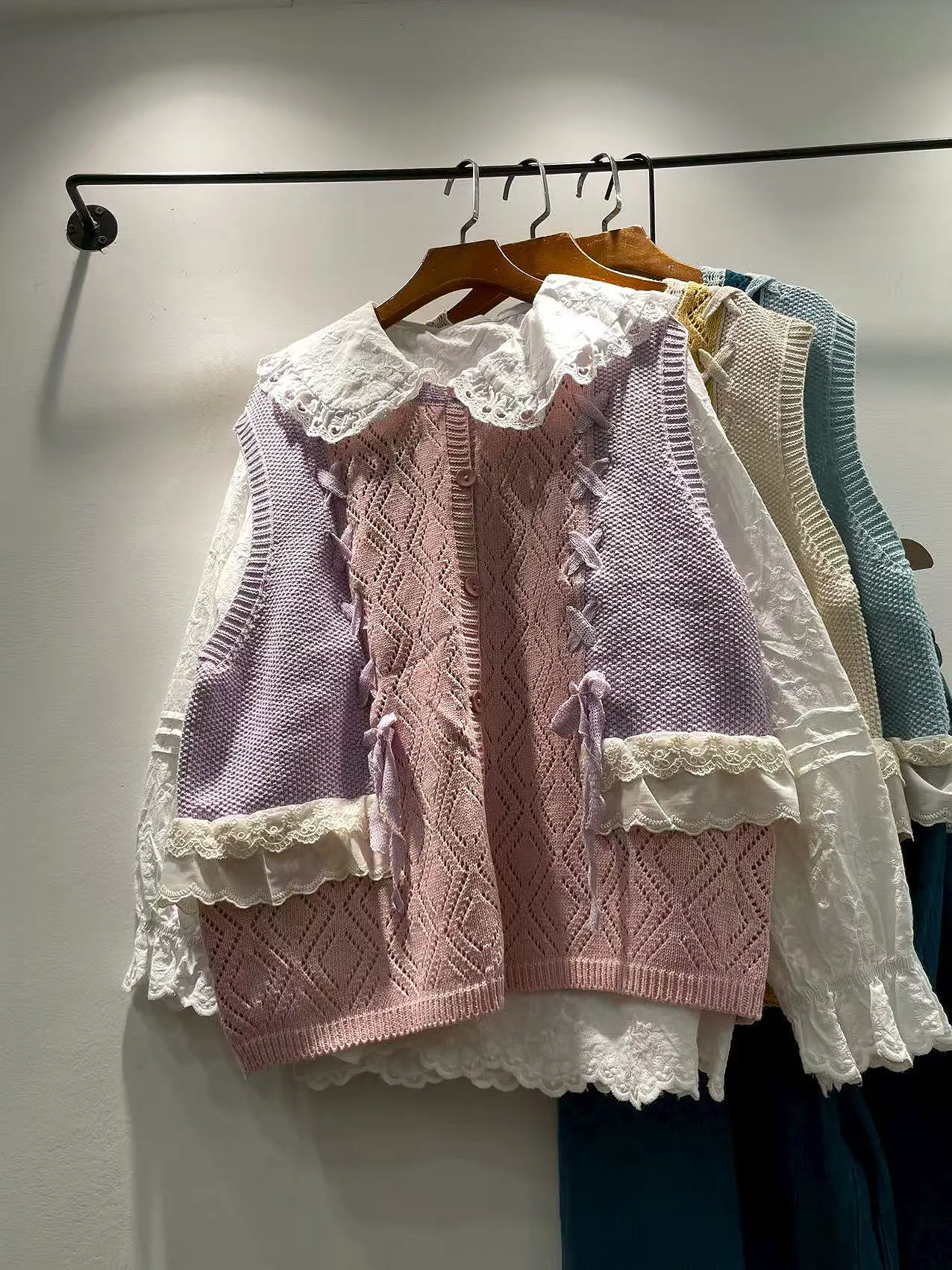 Sweet Sle Lace Trim Cotton Tead Vest Women's Jaet Autumn Winter New Arrival Single Button Splicing Design Faionable
Sweet Sle Lace Trim Cotton Tead Vest Women's Jaet Autumn Winter New Arrival Single Button Splicing Design Faionable