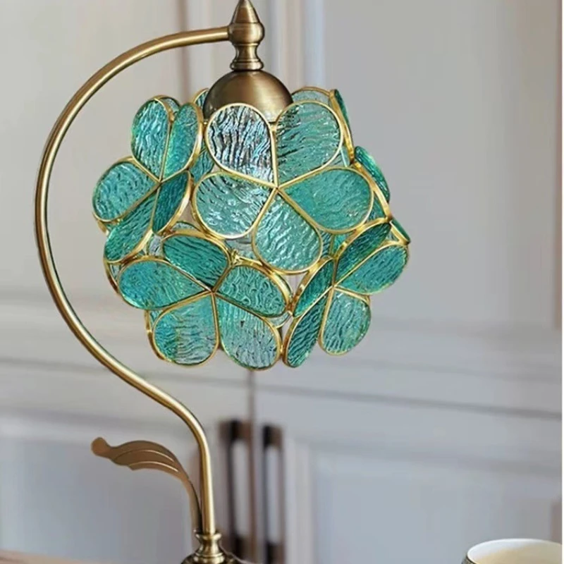 Petal table lamp romantic European creative wedding lamp bedroom decoration
Petal table lamp romantic European creative wedding lamp bedroom decoration