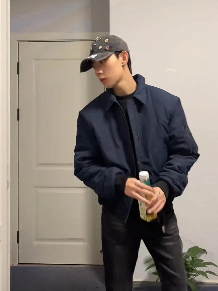 Модная американская куртка-пилот MA-1 цвета индиго для мужчин, в бейсбольном стиле, с отложным воротником, рабочая одежда, верхняя одежда для осени
Модная американская куртка-пилот MA-1 цвета индиго для мужчин, в бейсбольном стиле, с отложным воротником, рабочая одежда, верхняя одежда для осени