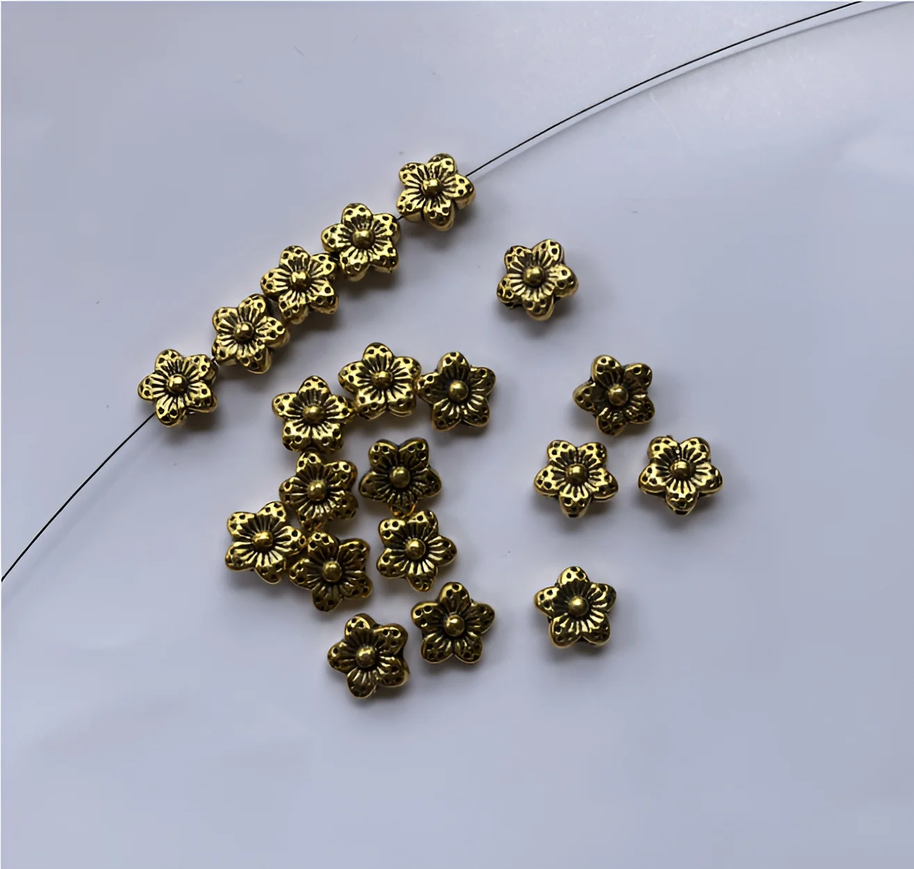 40pcs 8*8*4mm Lovely flower design sapcer beads for jewelry handmade Alloy metal HW2921
40pcs 8*8*4mm Lovely flower design sapcer beads for jewelry handmade Alloy metal HW2921