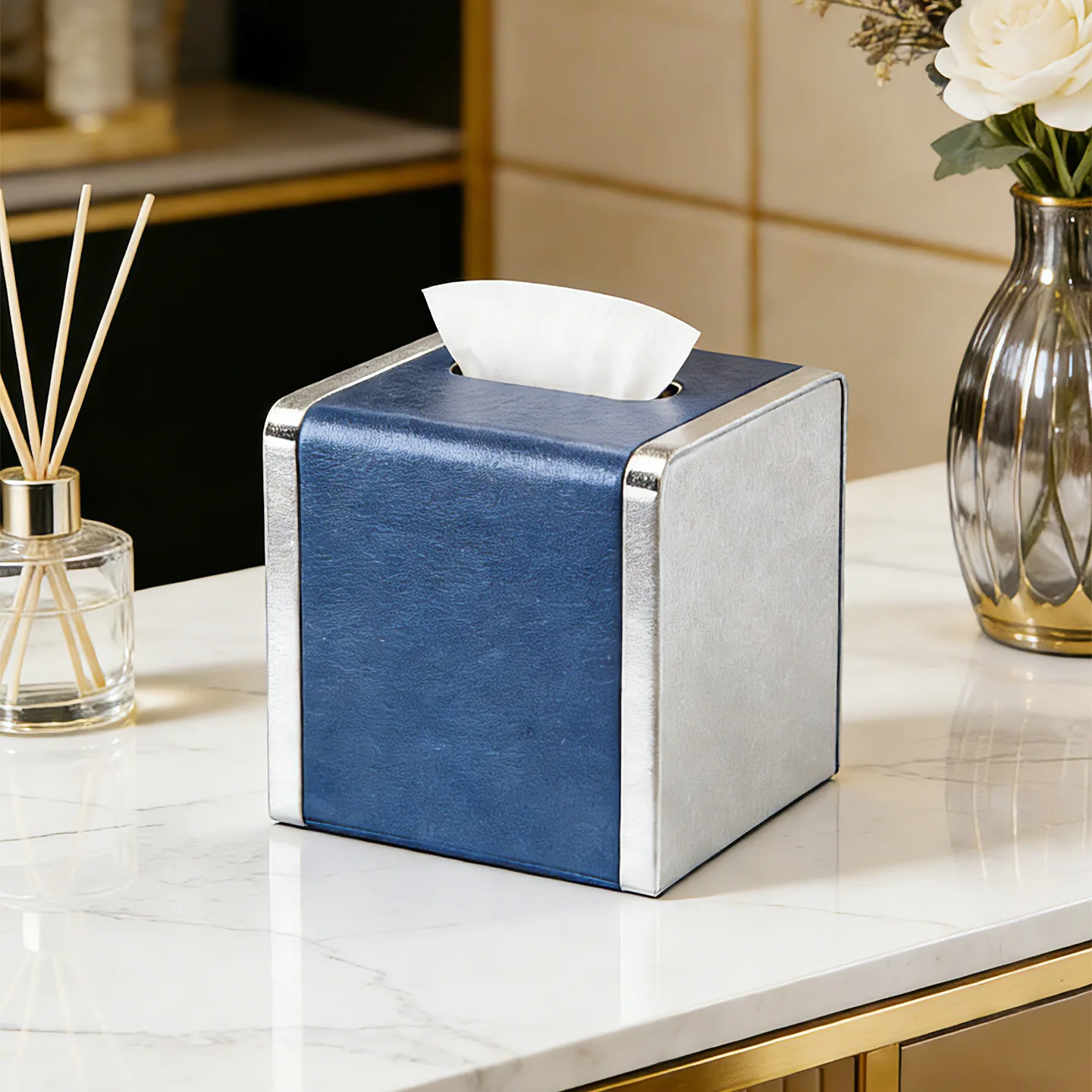 Luxury Leather Tissue Box Cover Square Paper Roll Holder Modern Glitter Silver Patchwork Tissue Dispenser for Living Room
Luxury Leather Tissue Box Cover Square Paper Roll Holder Modern Glitter Silver Patchwork Tissue Dispenser for Living Room