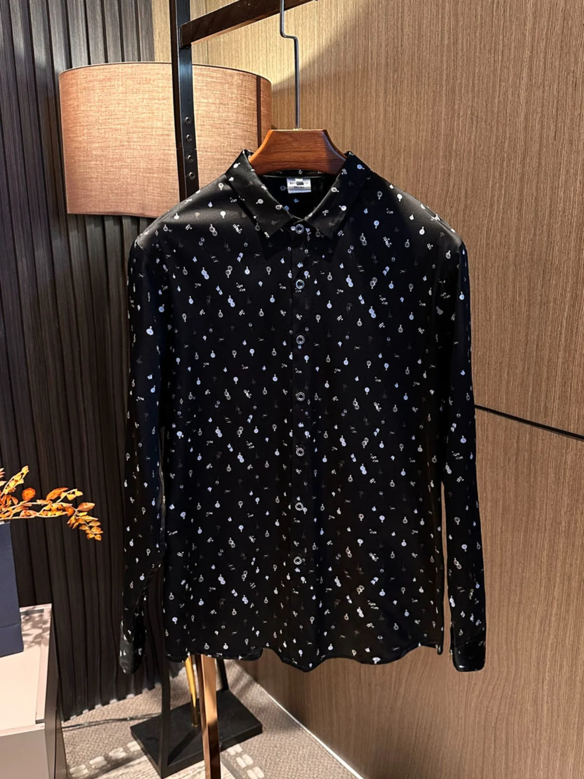 Роскошная шелковая серия мужская Long Sve irt Autumn Faion Urban Sle универсальная легкая роскошная шелковая дышащая тонкая модель
Роскошная шелковая серия мужская Long Sve irt Autumn Faion Urban Sle универсальная легкая роскошная шелковая дышащая тонкая модель