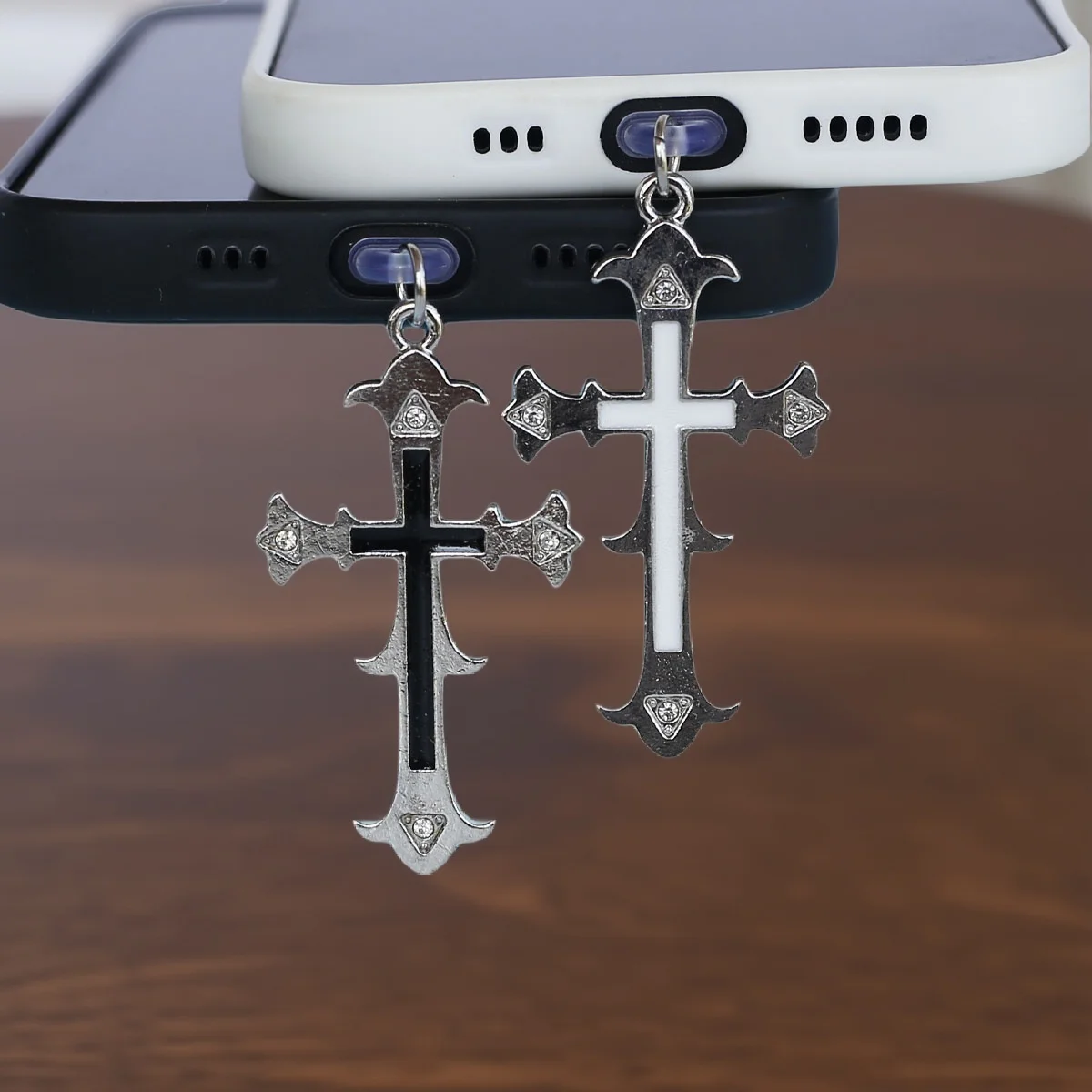 1pc Crystal Stone Cross Black And White Phone Dust Plug Pendant Accessories Decoration Suitable For Iphone Type-c Port Dust
1pc Crystal Stone Cross Black And White Phone Dust Plug Pendant Accessories Decoration Suitable For Iphone Type-c Port Dust