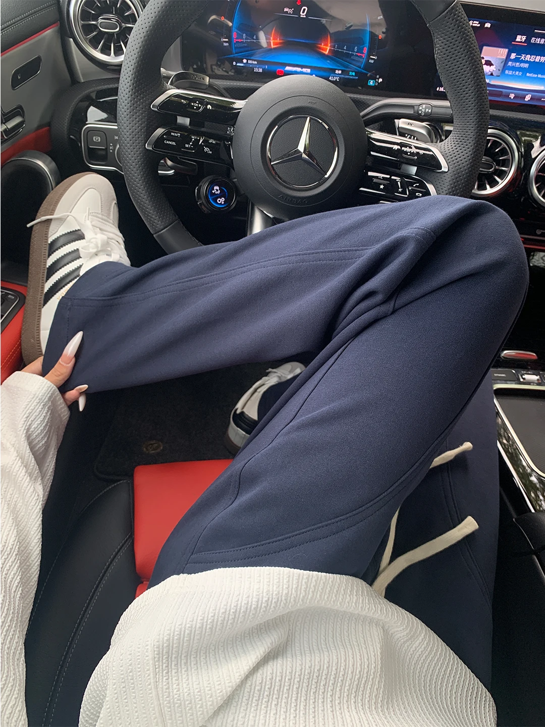 Cobalt Blue Men's Slim Fit Knife Sweatpants American Vibe Drapey Heavyweight Casual Sports Trousers Autumn Wear
Cobalt Blue Men's Slim Fit Knife Sweatpants American Vibe Drapey Heavyweight Casual Sports Trousers Autumn Wear