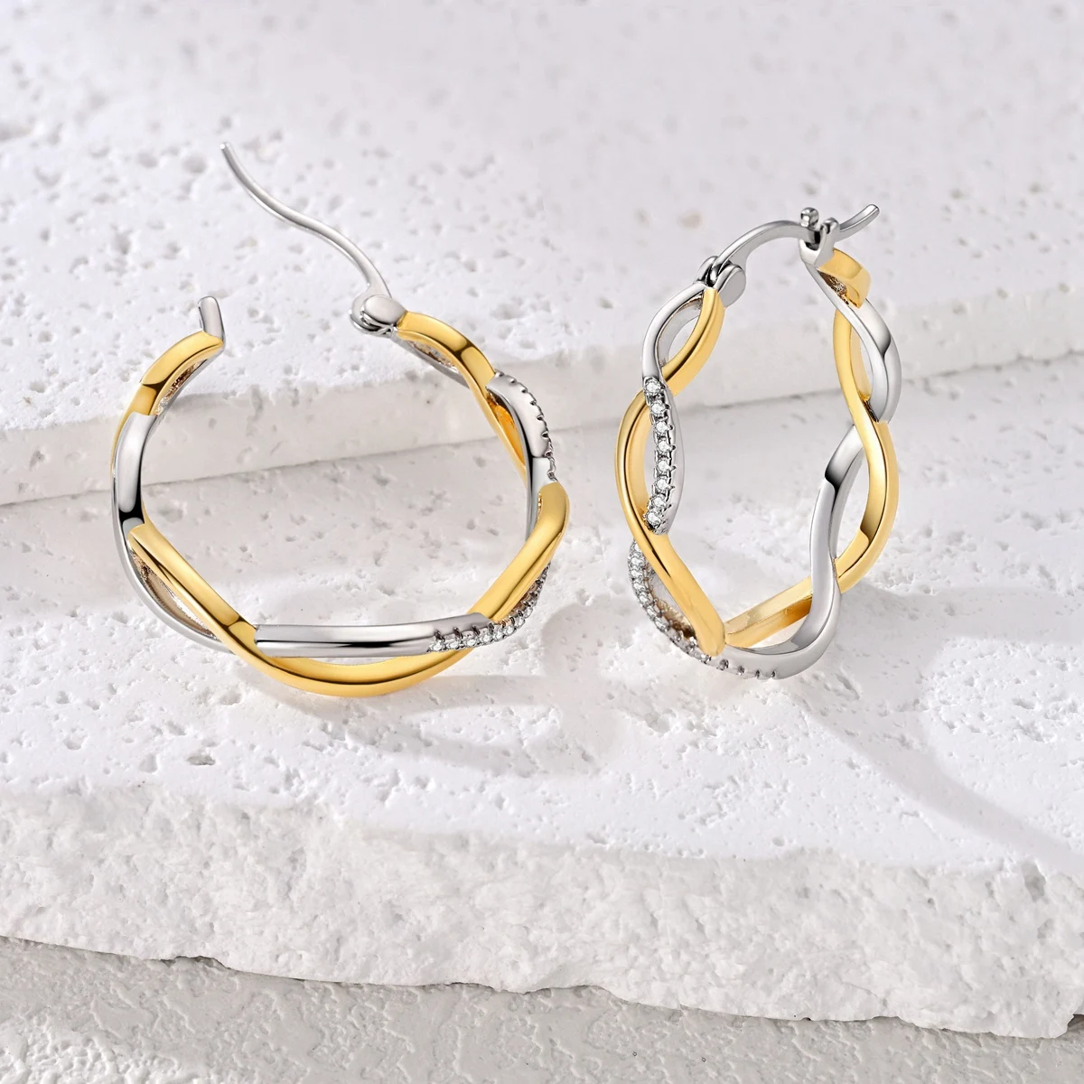 925 Sterling Silver Golden Round Earring Two-color Interweave Woman Hoop Earring Fashion Jewelry
925 Sterling Silver Golden Round Earring Two-color Interweave Woman Hoop Earring Fashion Jewelry