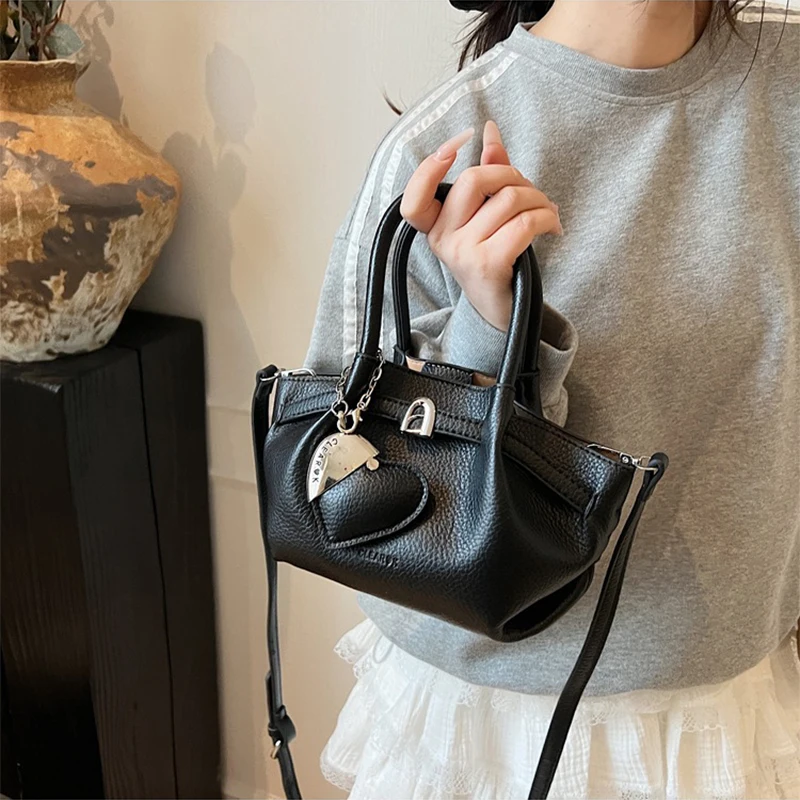 Brand Designer Niche Hand-held Vegetable Basket Bag 2025 New Super Popular Bucket Bag Ladies Fashion Bow Shoulder Messenger Bags
Brand Designer Niche Hand-held Vegetable Basket Bag 2025 New Super Popular Bucket Bag Ladies Fashion Bow Shoulder Messenger Bags