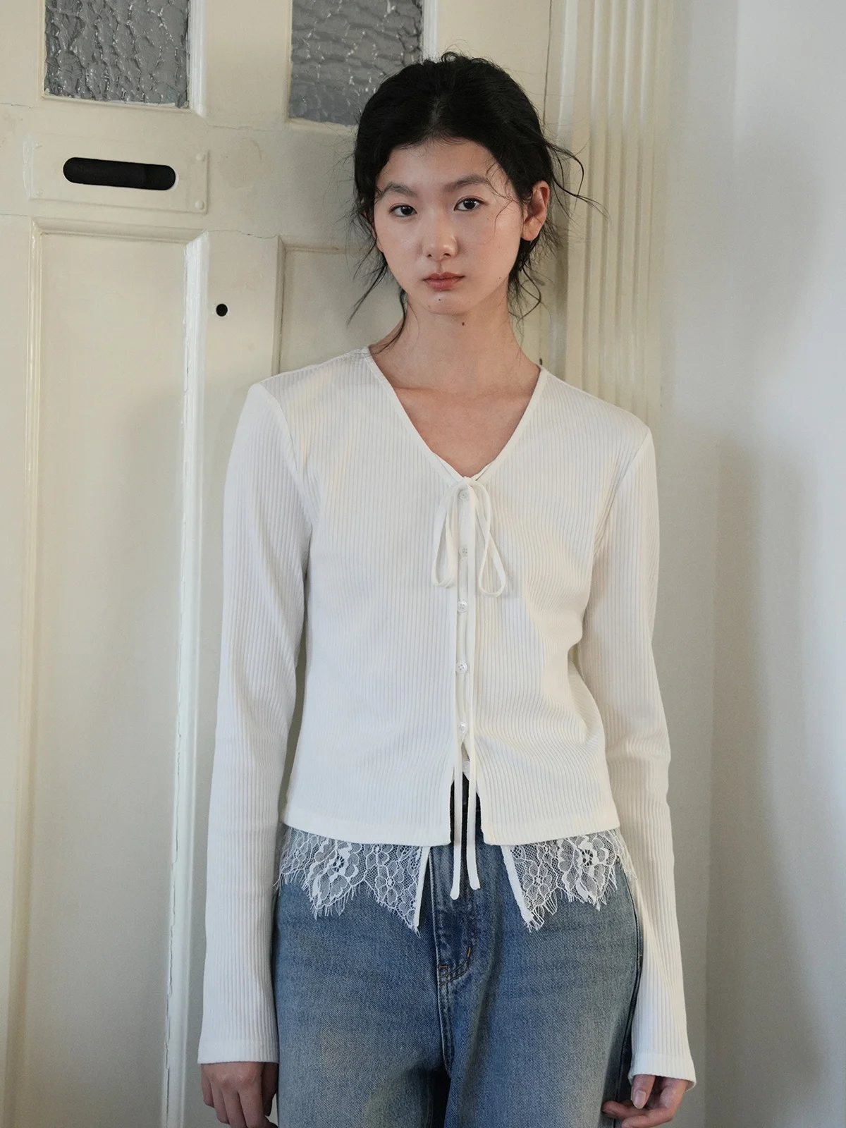 Мягкий вязаный кардиган Dailycloset с кружевными вставками и V-образным вырезом, подходит для помещений с кондиционером, корейский стиль, приталенный крой, длинный рукав
Мягкий вязаный кардиган Dailycloset с кружевными вставками и V-образным вырезом, подходит для помещений с кондиционером, корейский стиль, приталенный крой, длинный рукав