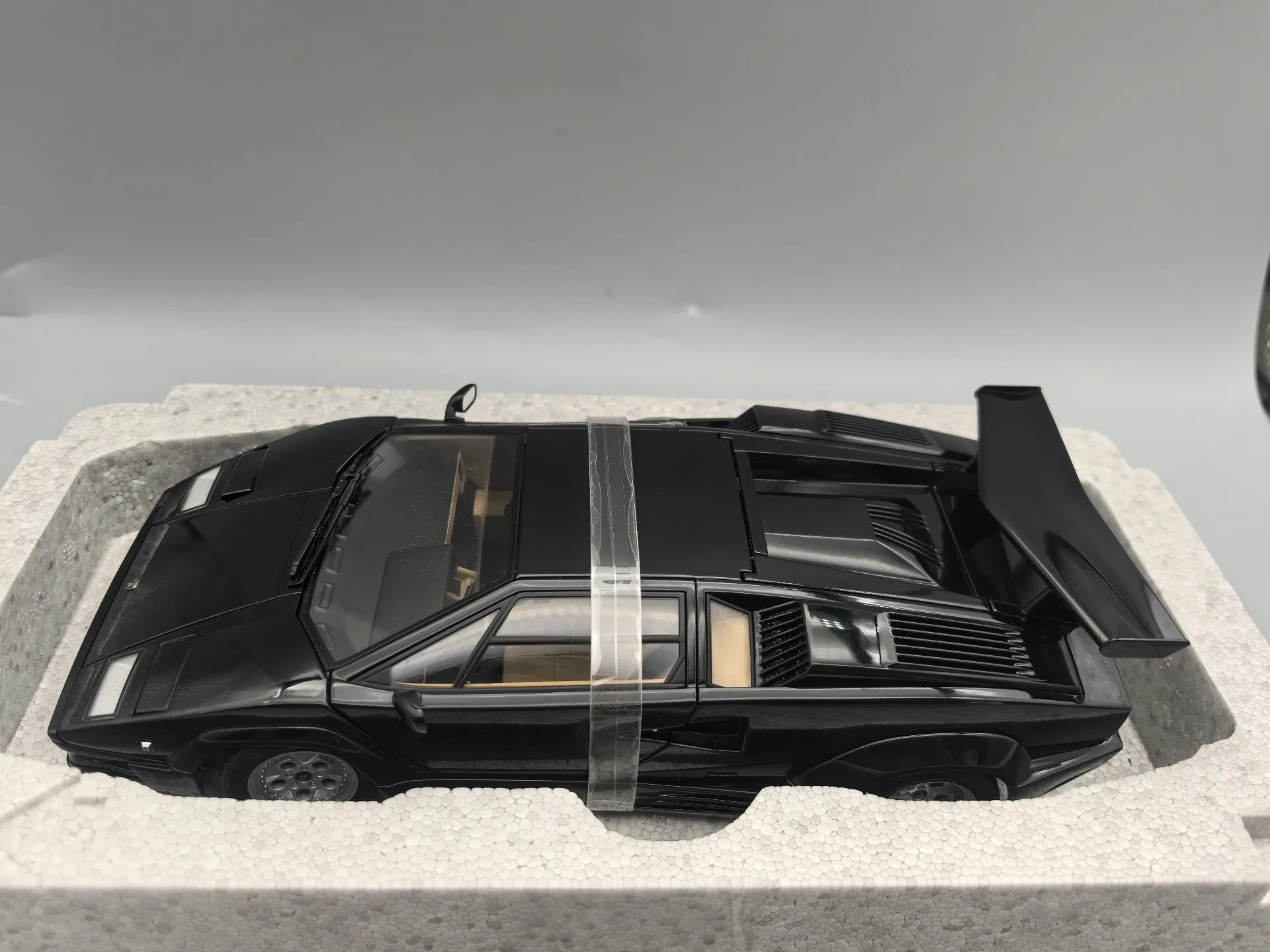 Autoart 1:18 COUNTACH 25th ANNIVERSARY EDITION Simulation Limited Edition All Open Alloy Metal Static Car Model Toy Gift
Autoart 1:18 COUNTACH 25th ANNIVERSARY EDITION Simulation Limited Edition All Open Alloy Metal Static Car Model Toy Gift