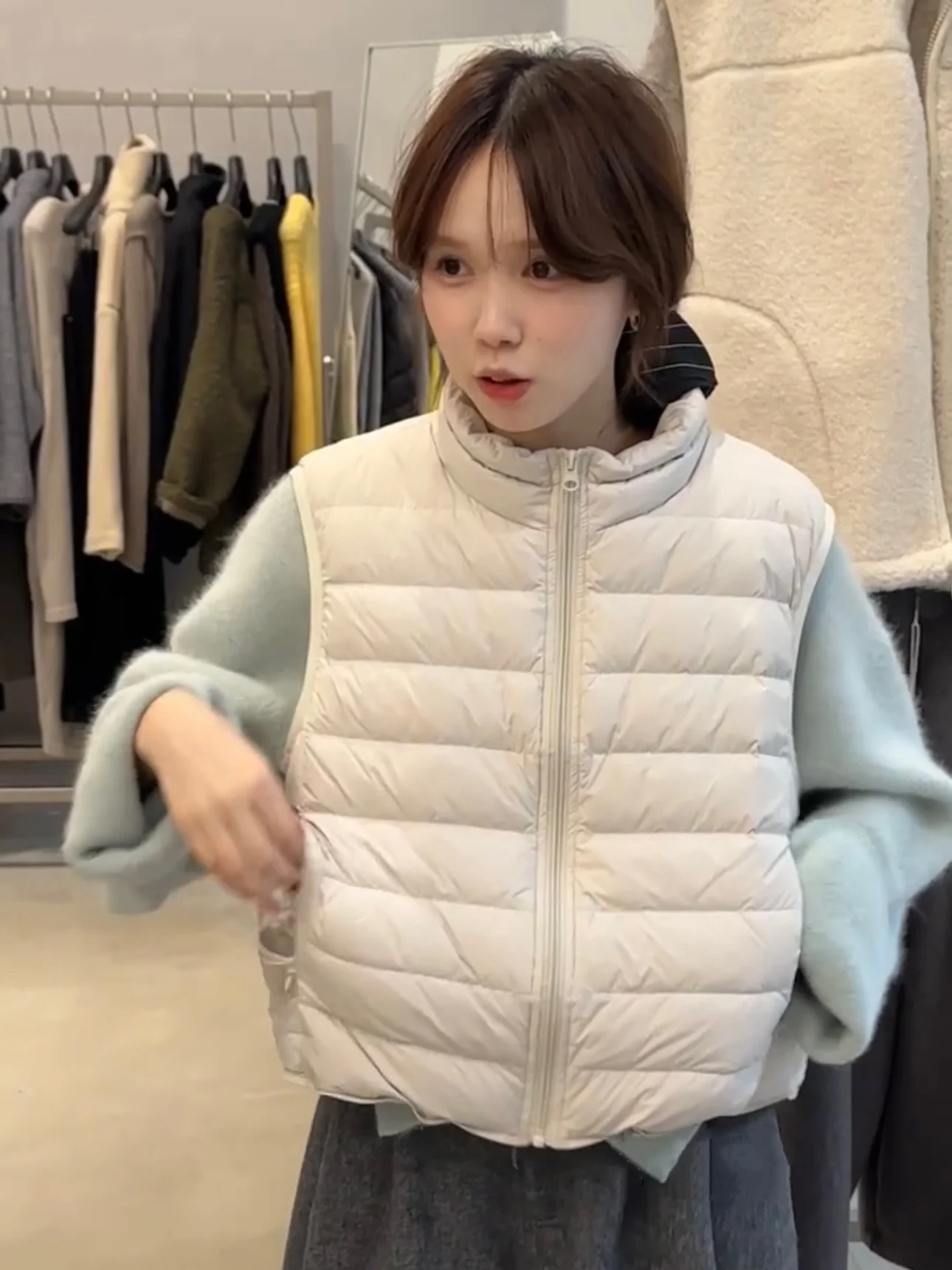 Корейский утепленный универсальный пуховый жилет с воротником-стойкой для женщин, осенне-зимний, новый, теплый, модный
Корейский утепленный универсальный пуховый жилет с воротником-стойкой для женщин, осенне-зимний, новый, теплый, модный