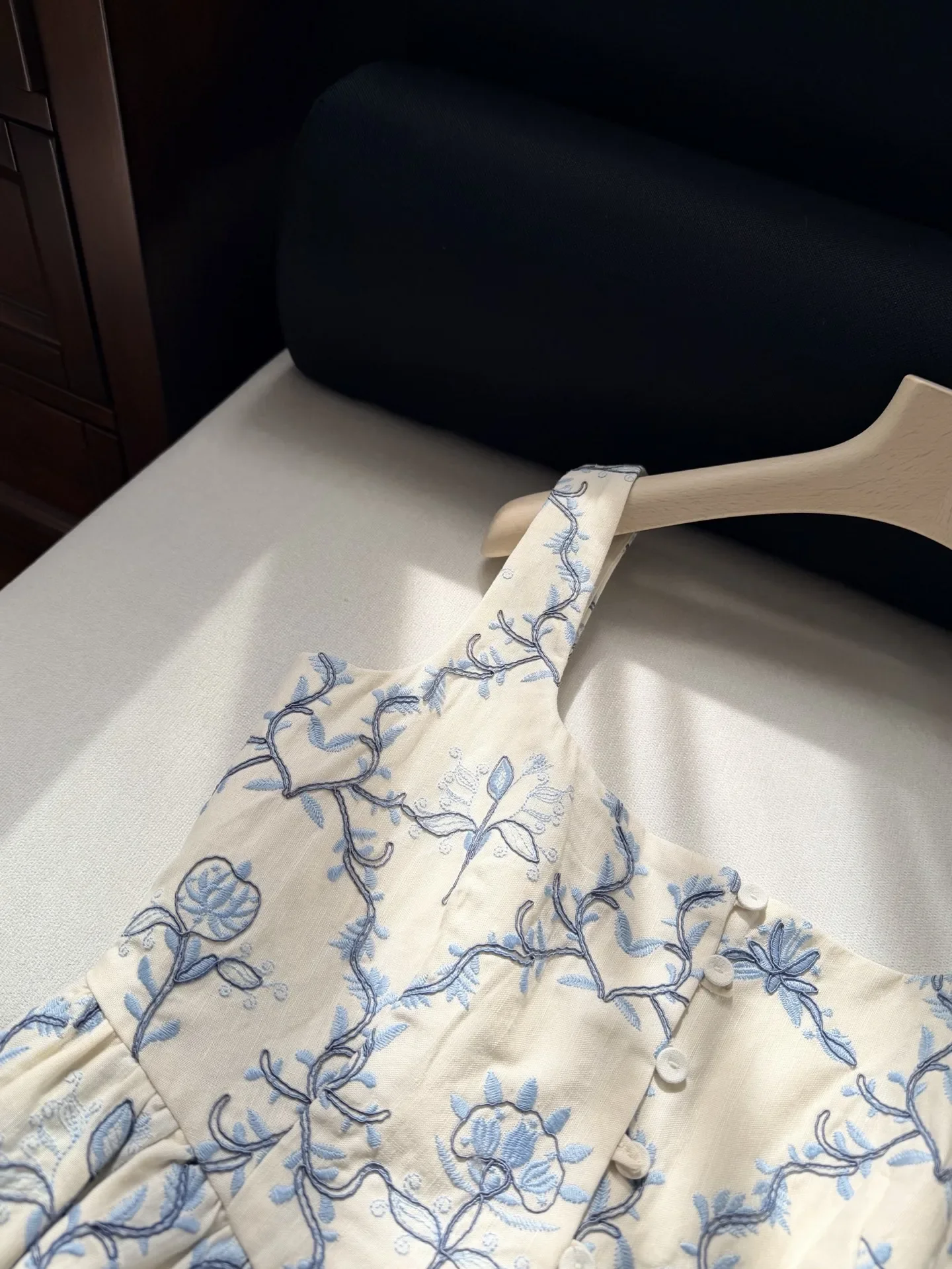 advanced Ladies' summer new high-end elegant heavy-duty embroidery with 100% linen vest and half skirt set
advanced Ladies' summer new high-end elegant heavy-duty embroidery with 100% linen vest and half skirt set