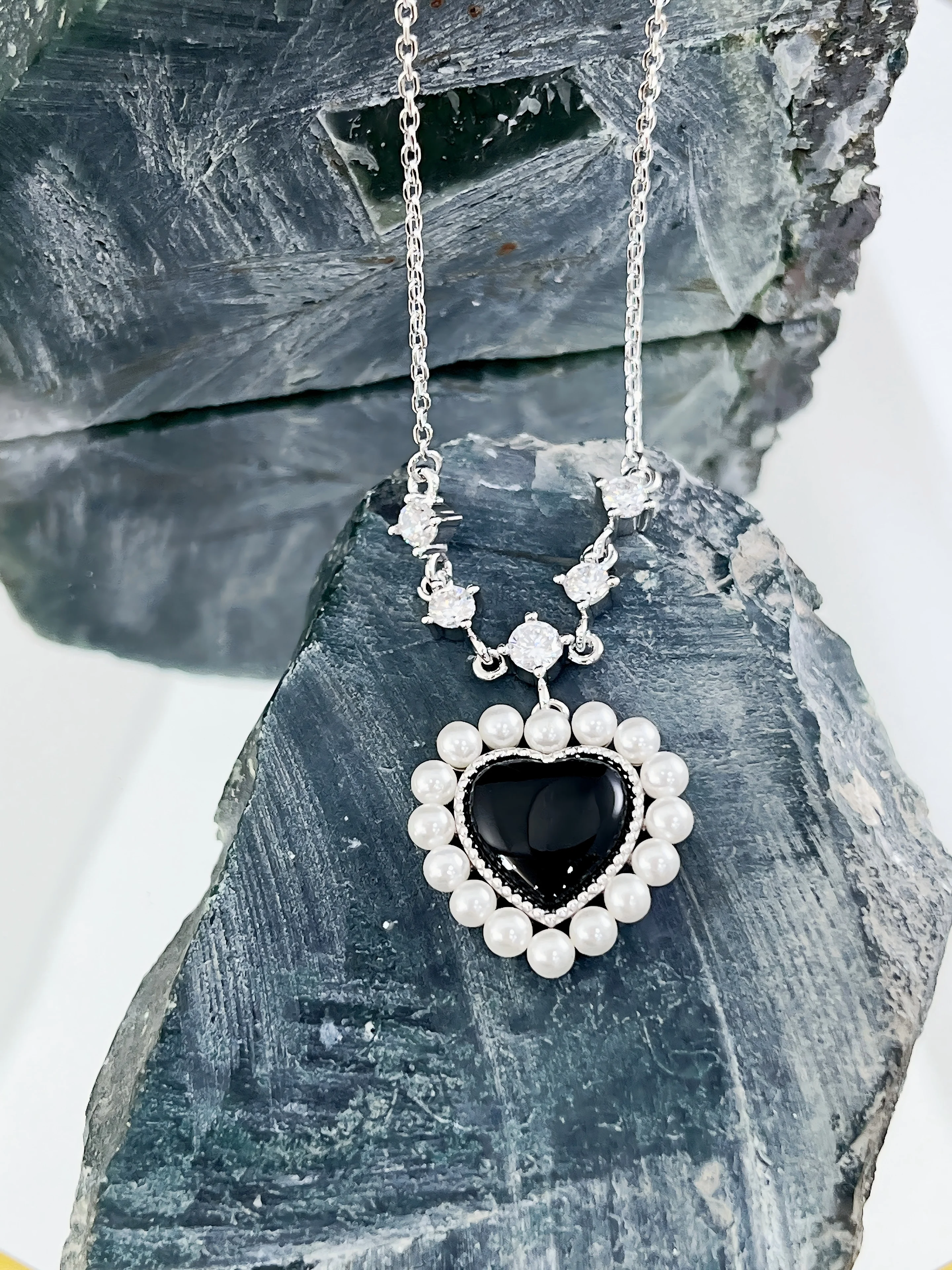 New niche design heart-shaped black agate necklace, elegant and versatile fashion jewelry, factory direct sales and wholesale.
New niche design heart-shaped black agate necklace, elegant and versatile fashion jewelry, factory direct sales and wholesale.