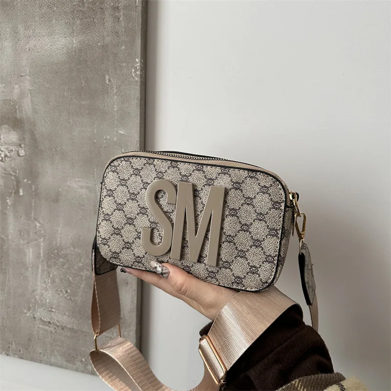 2025 Letter Print Square Bag - Women's Vintage Crossbody Purse with Wide Strap, Minimalist Design 
2025 Letter Print Square Bag - Women's Vintage Crossbody Purse with Wide Strap, Minimalist Design