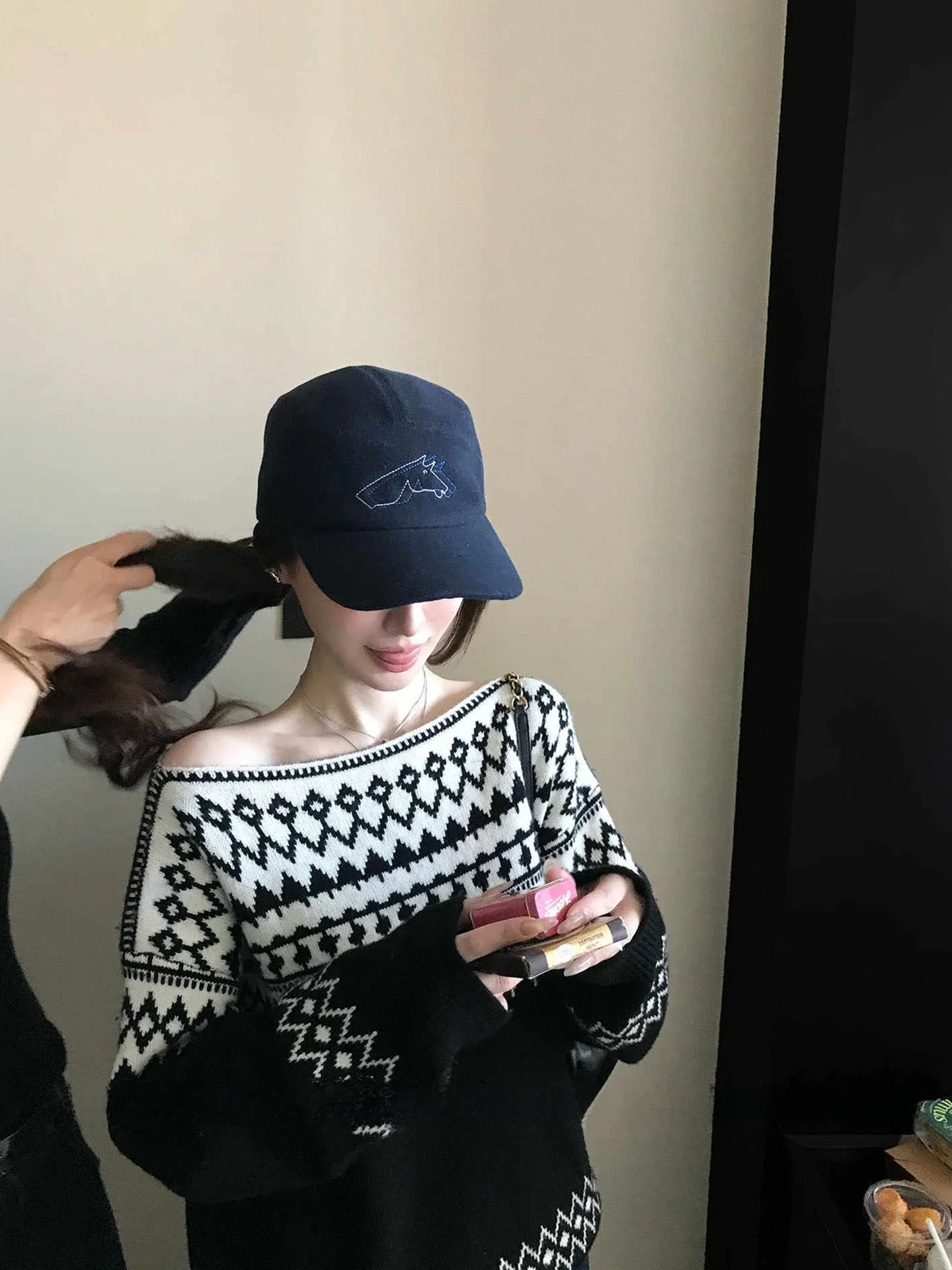 Black Knitted Thickened Loose Shoulder Sweater Women's Autumn Winter Loose Style Slimming Top High-End Feeling Lazy Style
Black Knitted Thickened Loose Shoulder Sweater Women's Autumn Winter Loose Style Slimming Top High-End Feeling Lazy Style