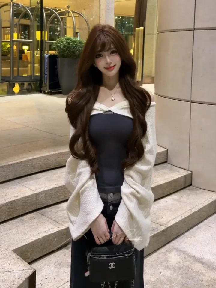 Korean Style Long Sleeve One Shoulder Slim Fit Knitted Top Color Block Design Gentle Slimming Baring Shoulder Shirt for Women
Korean Style Long Sleeve One Shoulder Slim Fit Knitted Top Color Block Design Gentle Slimming Baring Shoulder Shirt for Women
