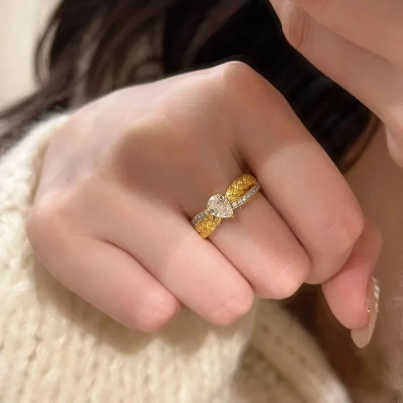 Изысканное кольцо с бриллиантом в форме капли, плетеное в стиле «пшеничный колос», винтажное, во французском средневековом стиле, класса люкс, для женщин
Изысканное кольцо с бриллиантом в форме капли, плетеное в стиле «пшеничный колос», винтажное, во французском средневековом стиле, класса люкс, для женщин