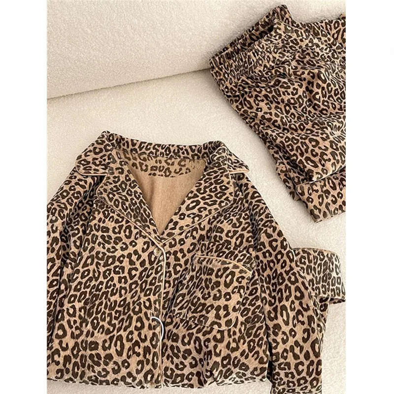 Женская мода с леопардовым принтом, одежда для сна с длинными рукавами, утолщенный бархат, высокое качество, повседневный мягкий кардиган, стильная домашняя одежда
Женская мода с леопардовым принтом, одежда для сна с длинными рукавами, утолщенный бархат, высокое качество, повседневный мягкий кардиган, стильная домашняя одежда