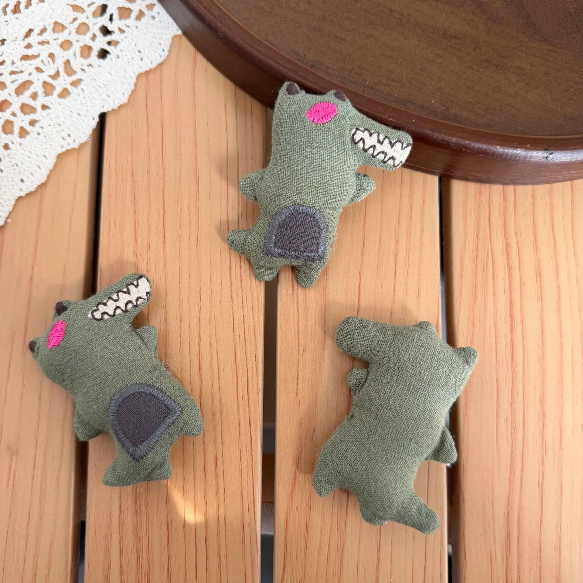 Stuffed Crocodile Brooch Cute Cartoon Fabric Accessory for Kids Shoes Socks Bag Pendant Clothing Trim Lightweight Versatile
Stuffed Crocodile Brooch Cute Cartoon Fabric Accessory for Kids Shoes Socks Bag Pendant Clothing Trim Lightweight Versatile