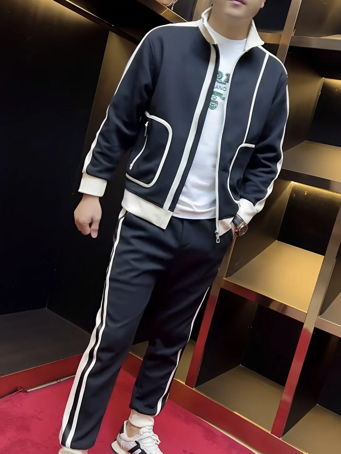 Мужской повседневный спортивный костюм: утепленный кардиган на молнии, длинные брюки, воротник-стойка. Новинка осени. Модный комплект для пар.
Мужской повседневный спортивный костюм: утепленный кардиган на молнии, длинные брюки, воротник-стойка. Новинка осени. Модный комплект для пар.