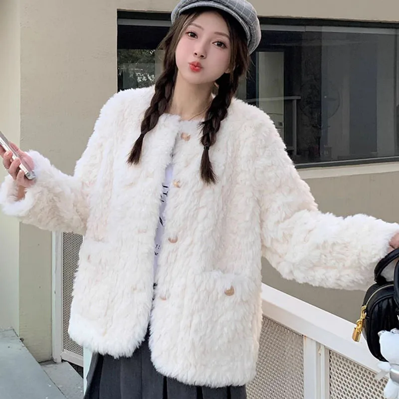 2025 женские белые теплые куртки из овечьей шерсти, корейская мода, пальто из искусственного меха, женская уличная одежда, зимнее утепленное плюшевое пальто с длинными рукавами
2025 женские белые теплые куртки из овечьей шерсти, корейская мода, пальто из искусственного меха, женская уличная одежда, зимнее утепленное плюшевое пальто с длинными рукавами
