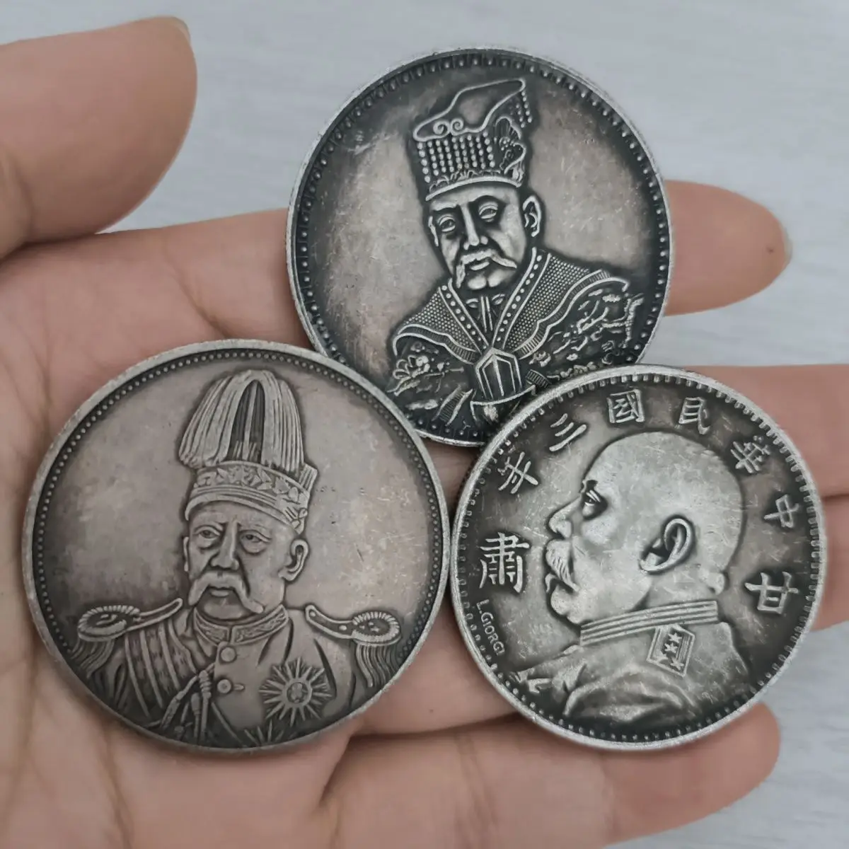 Big head three scarce silver dollars, emperor wearing Lilong high hat medal three years double signature Gansu Ocean can be turn
Big head three scarce silver dollars, emperor wearing Lilong high hat medal three years double signature Gansu Ocean can be turn