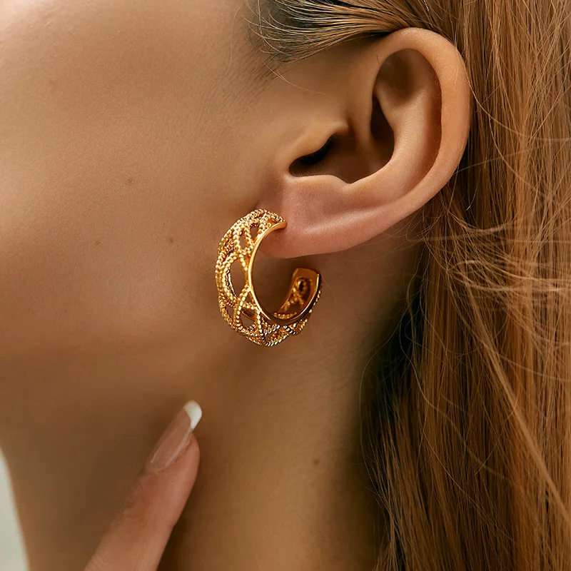 Minimalist C Shaped 18k Gold Plated Hypoallergenic Stud Earrings for Women Personalized Geometric Hollow Design Open Hoops
Minimalist C Shaped 18k Gold Plated Hypoallergenic Stud Earrings for Women Personalized Geometric Hollow Design Open Hoops